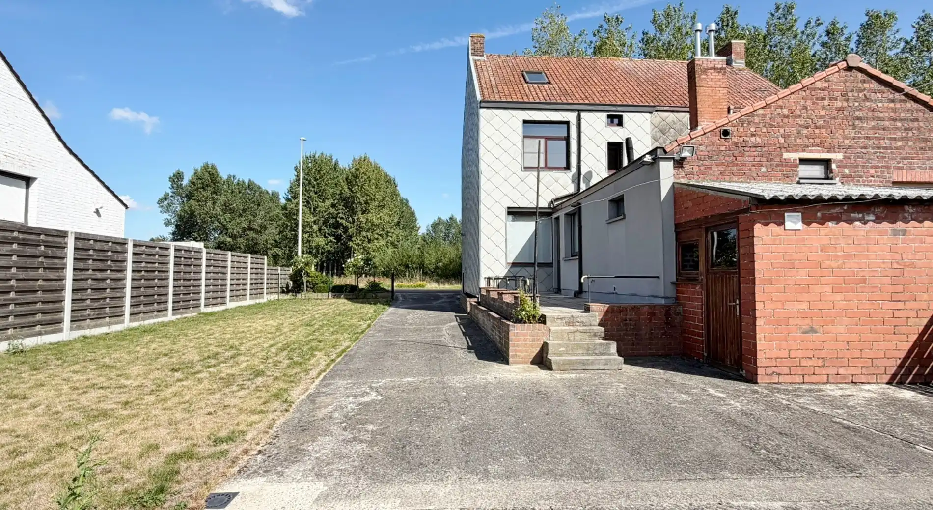 Goed onderhouden halfopen woning met 4 slaapkamers, zonnige tuin en garage. foto 16