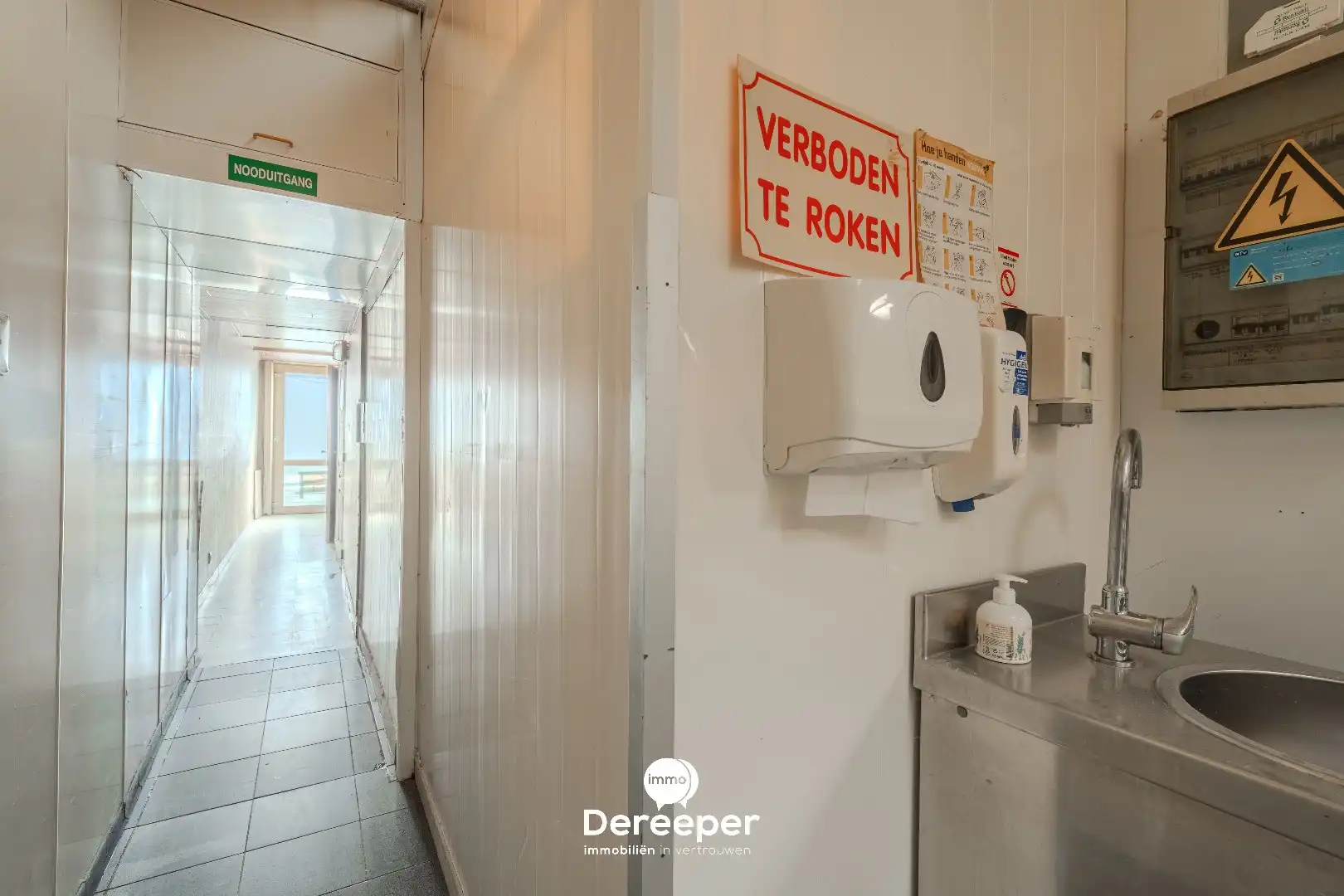 Te renoveren handelspand met woonst op topligging in De Haan foto 11
