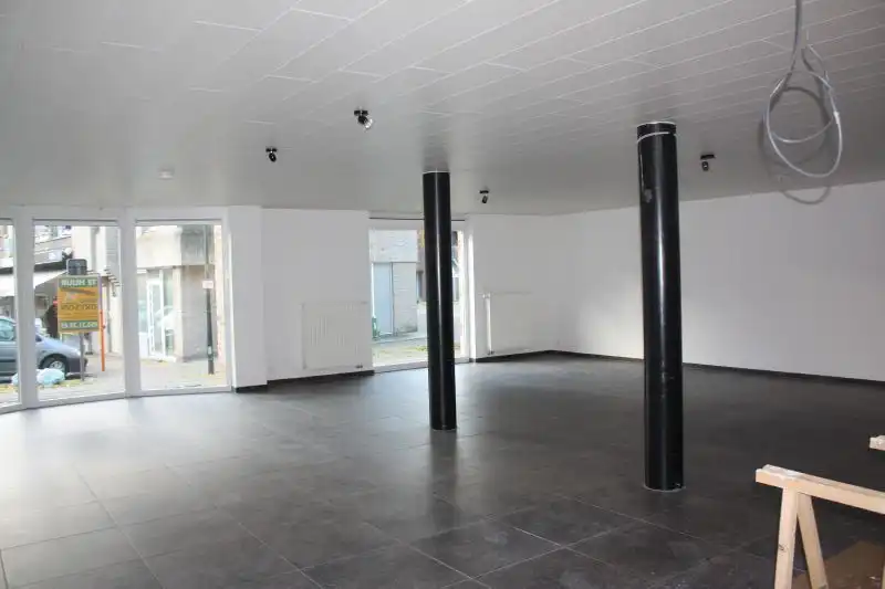 Ruim handelspand op 30 meter van de markt. foto 6