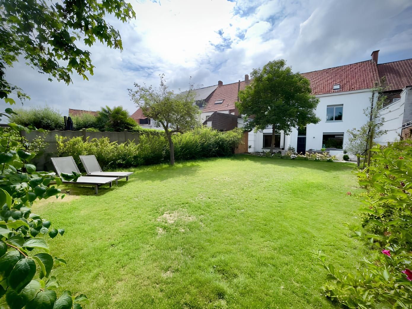 Ruime gerenoveerde woning met 3 slaapkamers en prachtige tuin te Ledegem! foto {{pictureIndex}}