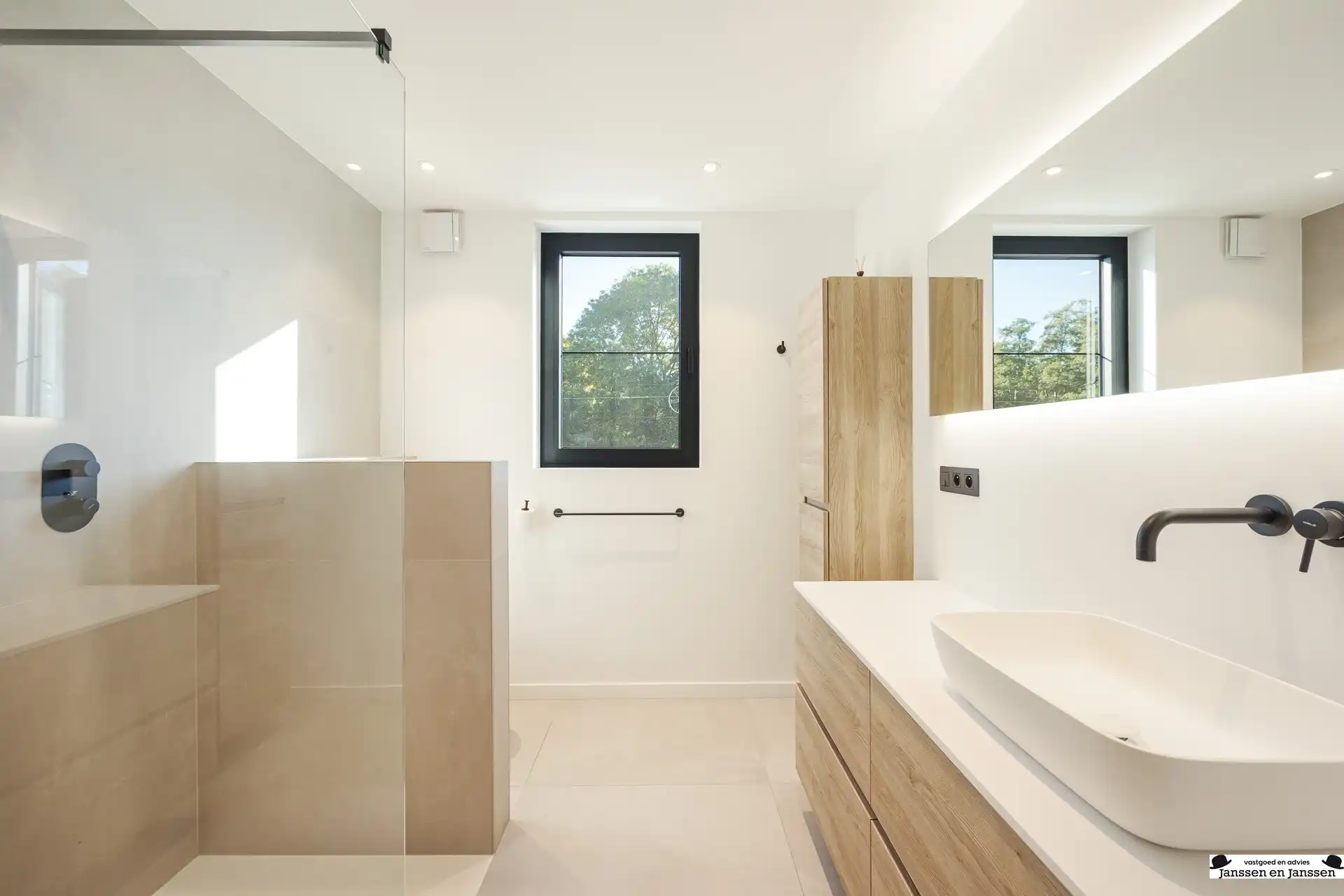 Prachtig gerenoveerde woning met 4 slaapkamers, garage en zonnige tuin foto 11