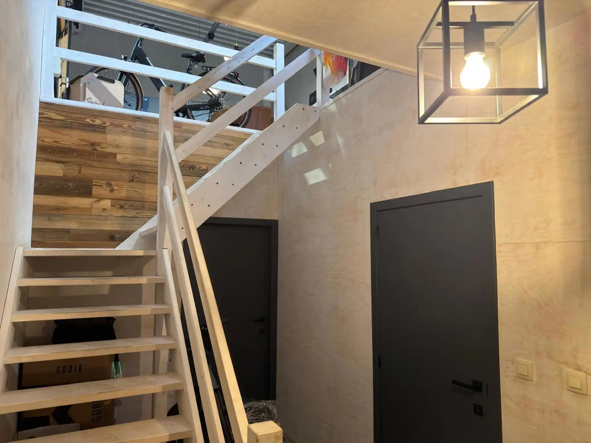 KMO-Unit te huur in Genk van 195m² + kantoren-sanitair-airco foto 3