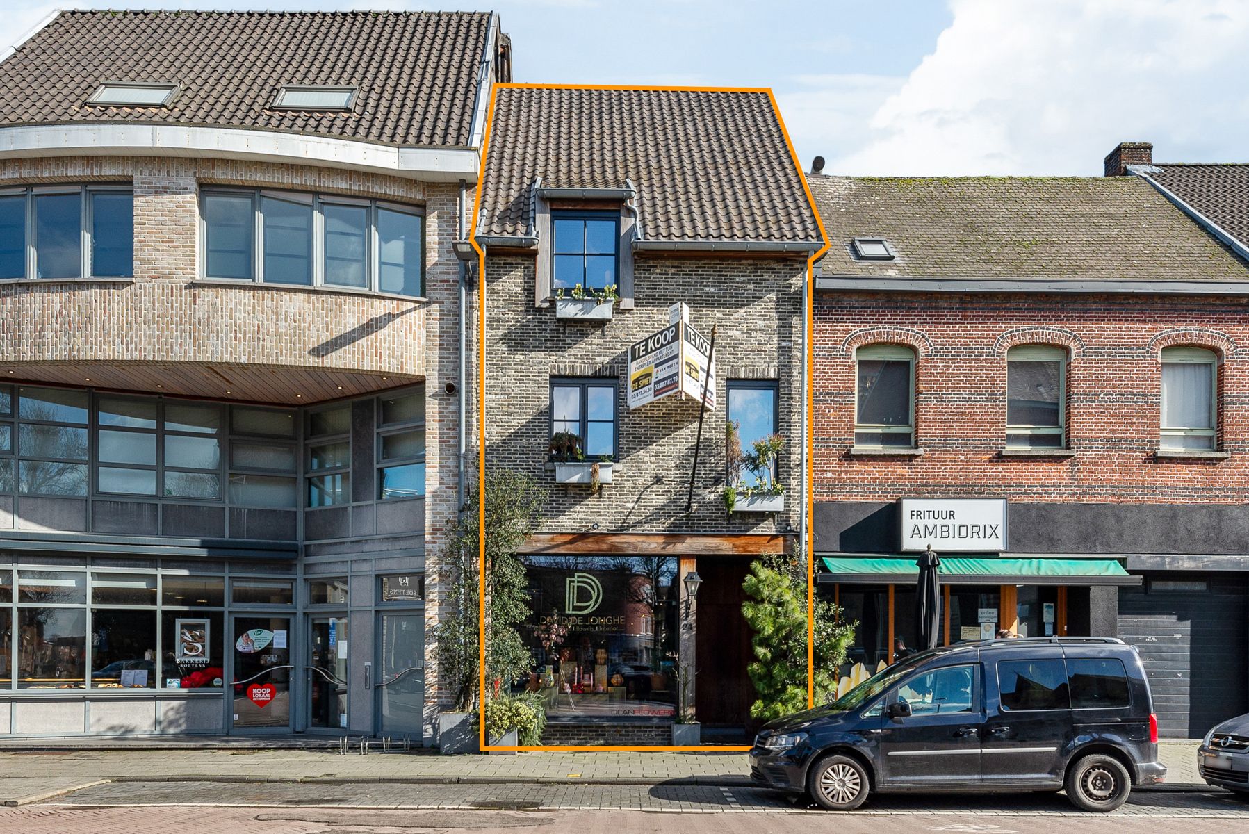 Handelsruimte met bovenliggend appartement in centrum foto {{pictureIndex}}