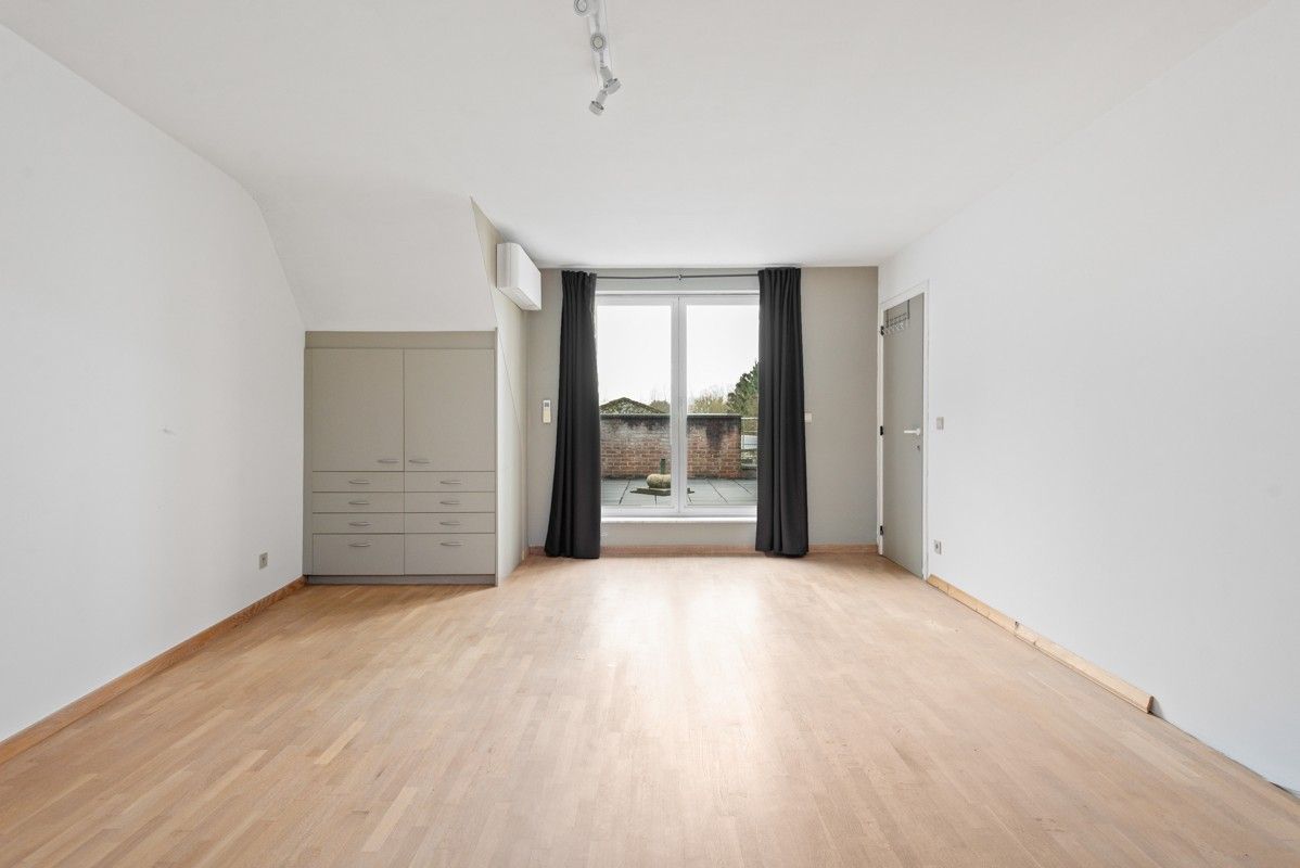 Ruim duplexappartement met mogelijk 4 slaapkamers en 2 badkamers, gezellig terras en ruime garage. foto 18