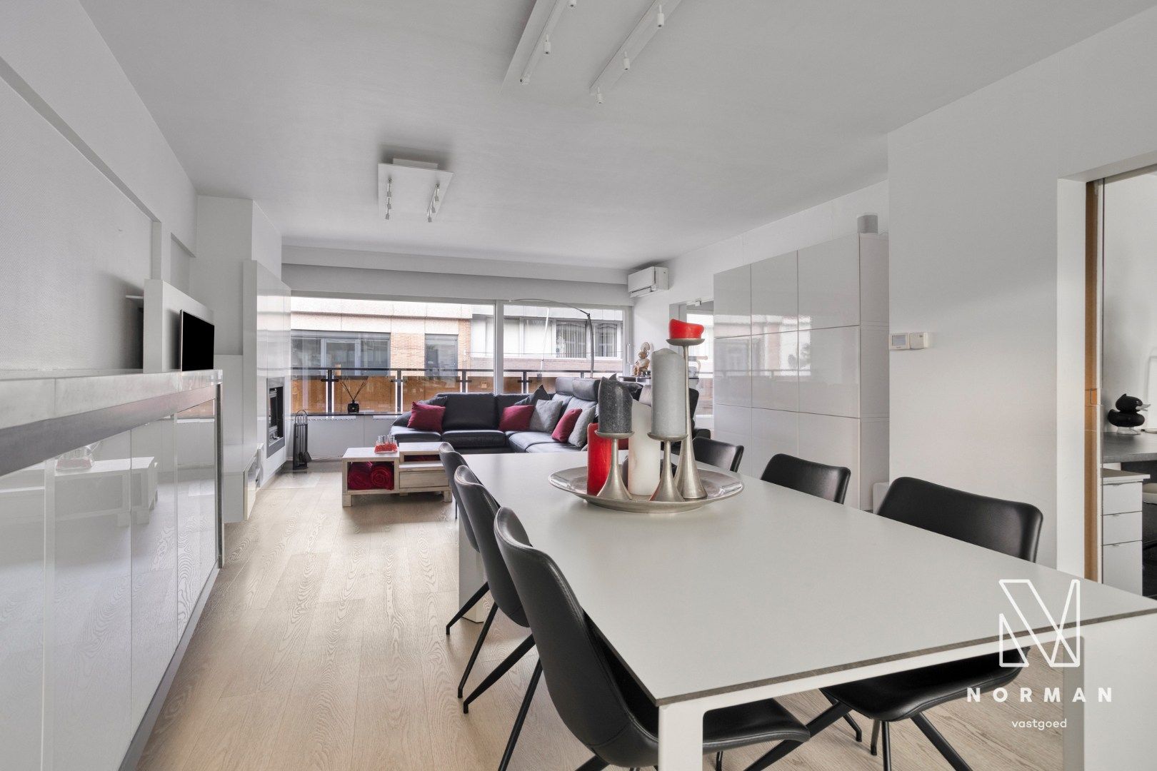 Duplex te koop in het centrum van Kuurne met 3 slaapkamers en een groot zongericht terras met tuinhuis.  foto 3