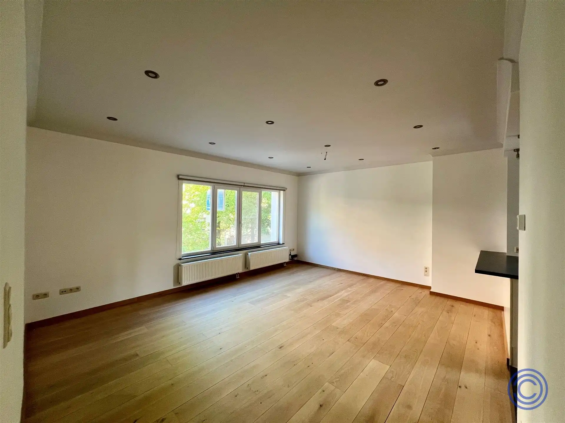 Ruim 2-slpk appartement op toplocatie + garage! foto 2