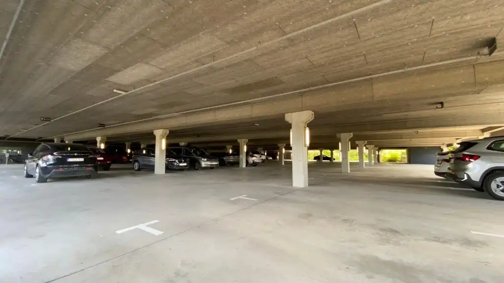 Lichtrijk kantoor te huur nabij R8 in Kortrijk foto 9