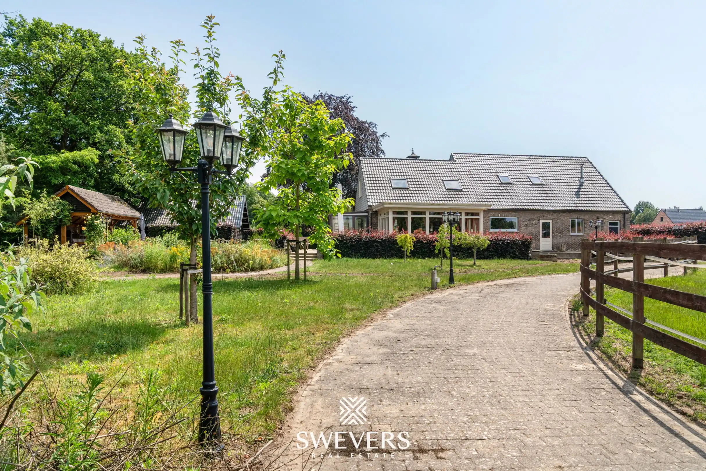 Uniek gerenoveerde hoeve op 6.661 m² met zes slaapkamers, loods en volledige paardeninfrastructuur foto 35