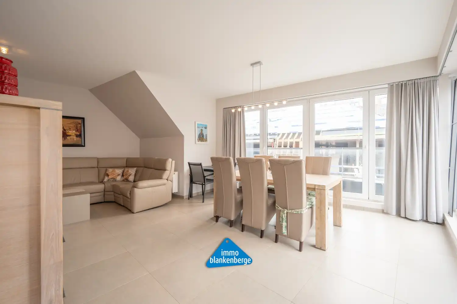 Uniek dakappartement met 3 slaapkamers en 2 badkamers. foto 2