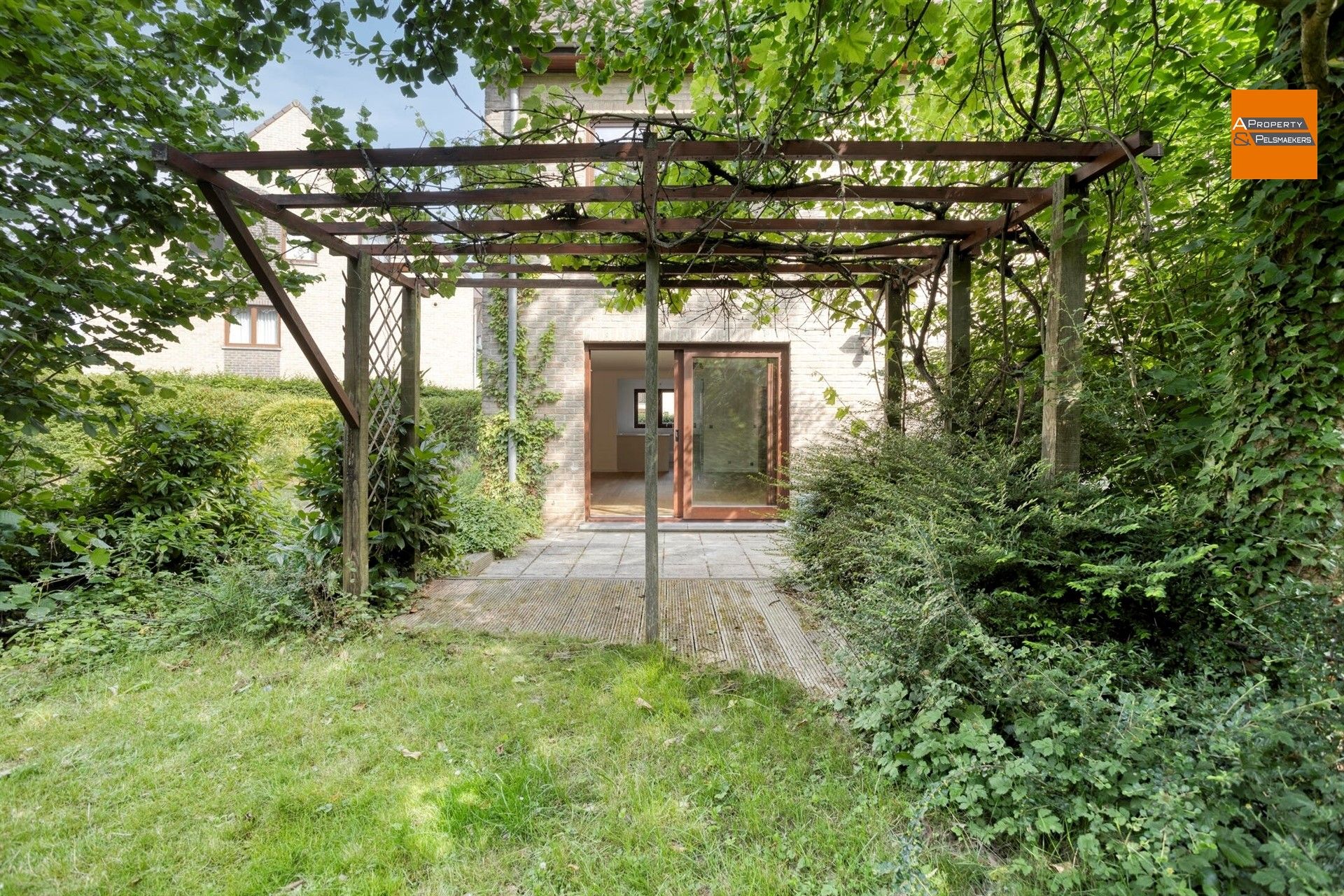 2 slaapkamers appartement met grote tuin foto {{pictureIndex}}