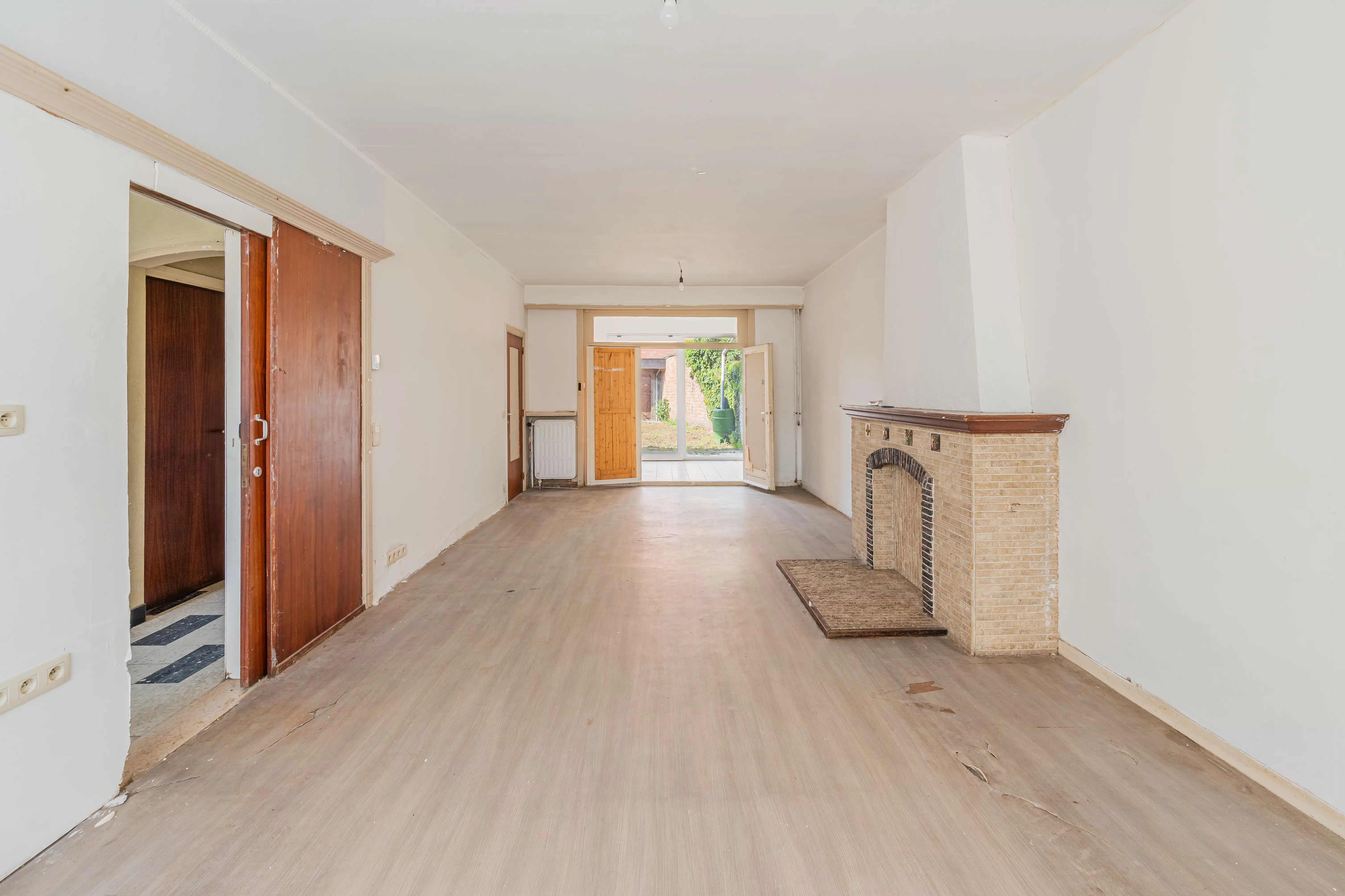 Ruime te renoveren gezinswoning met garage. foto 2