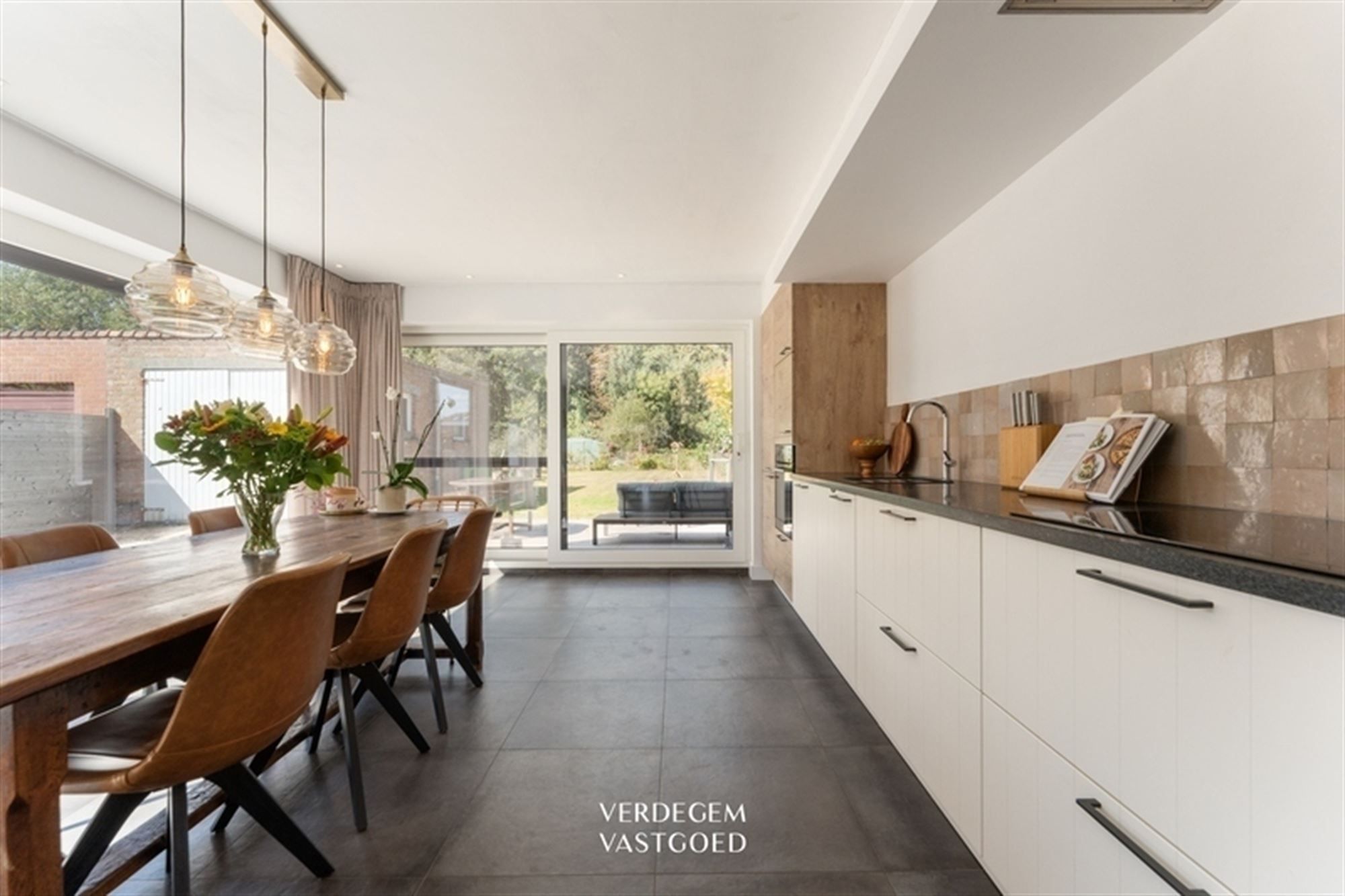 Ultragezellige en instapklare woning in het hart van Wippelgem foto 8