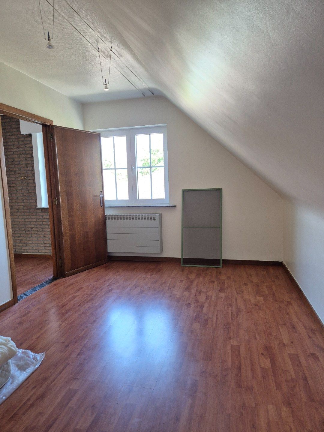 Ruime woning met drie slaapkamers, bureel en tuin. foto 13