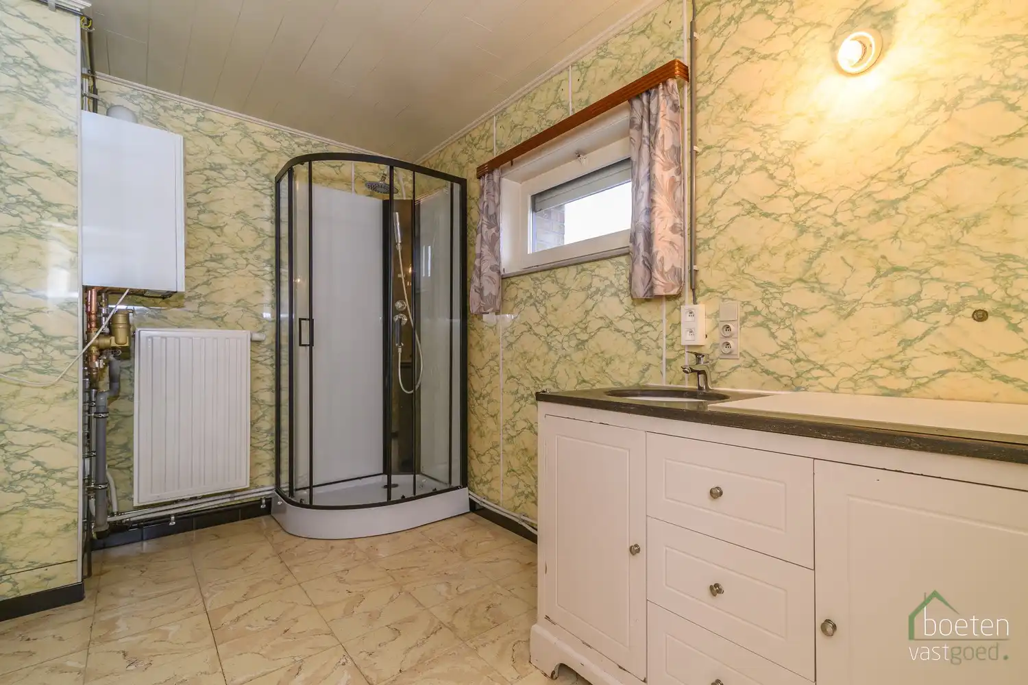 ALVERINGEM: Landhuis met conformiteitsattest, 2 (mog. 3) slaapkamers, interessant bijgebouw en dubbele garage met tuin op 795m² grondopp. foto 6