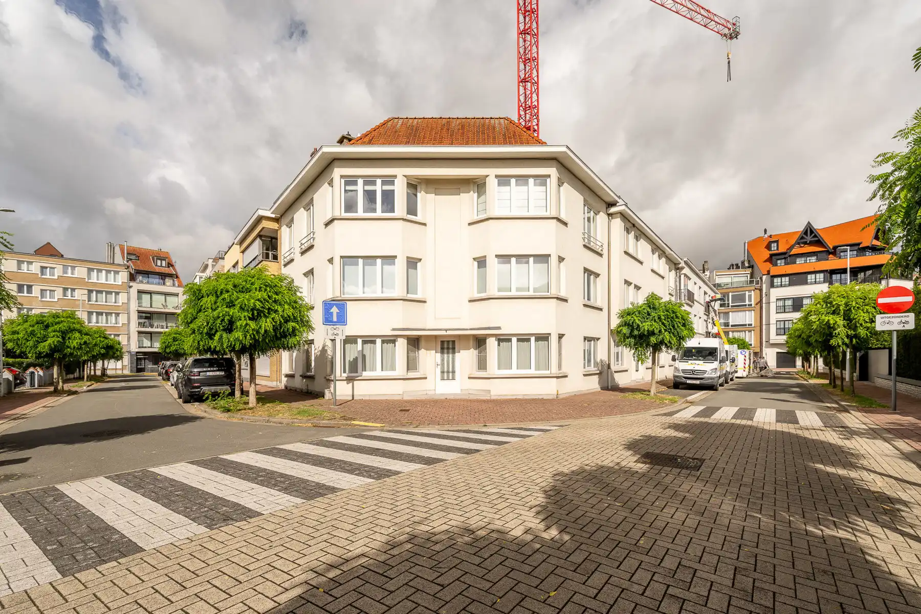 Gemeubeld drie slaapkamerappartement vlakbij de Zoutelaan met parking foto 17