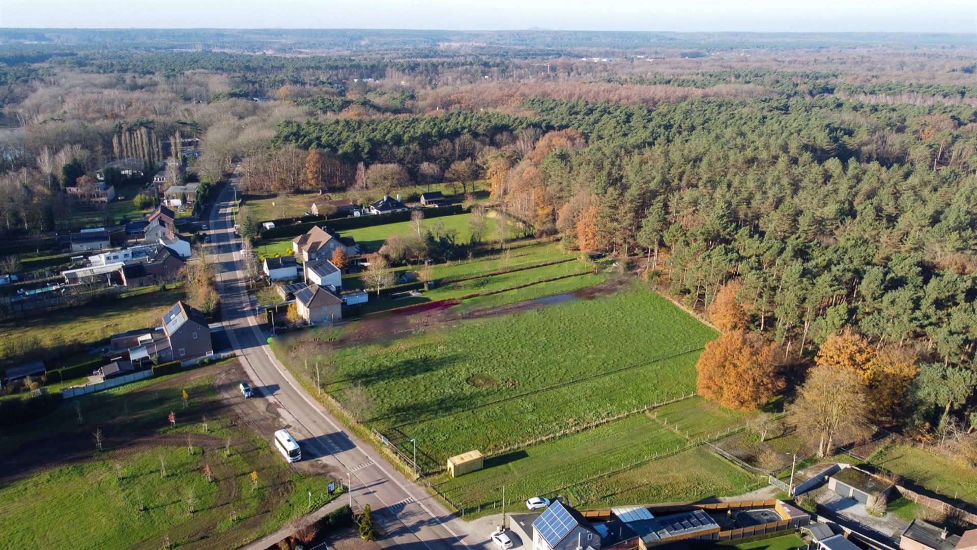 Bouwgrond voor open bebouwing met achterliggende grond langs rustige bosrand te Rekem! foto 2