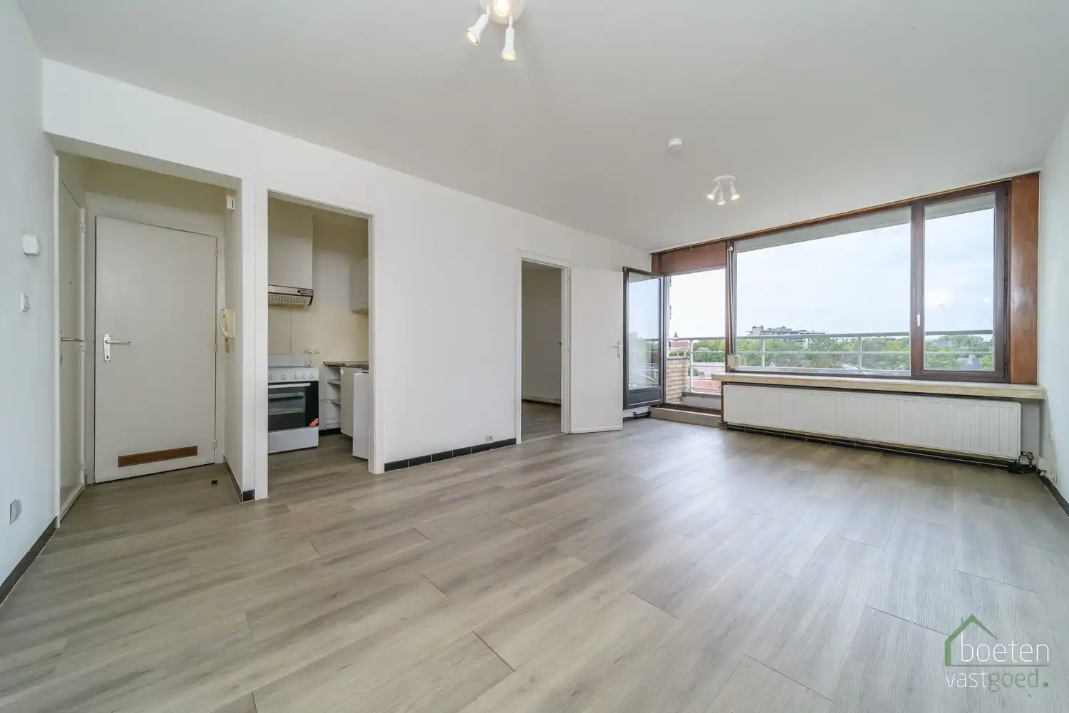 IEPER: Interessant 1 slaapkamer-appartement (4de verdiep) met alle basiscomfort op rustige doch vrij centrale ligging. foto 5