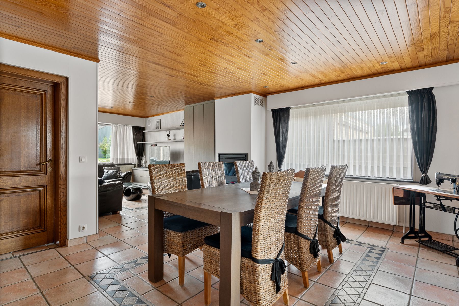 Lichtrijke woning met ruime indeling en sterk potentieel foto 2