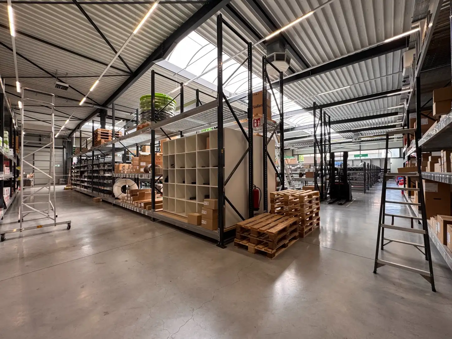 Nieuw en volledig uitgerust bedrijfsgebouw in Ieper foto 7
