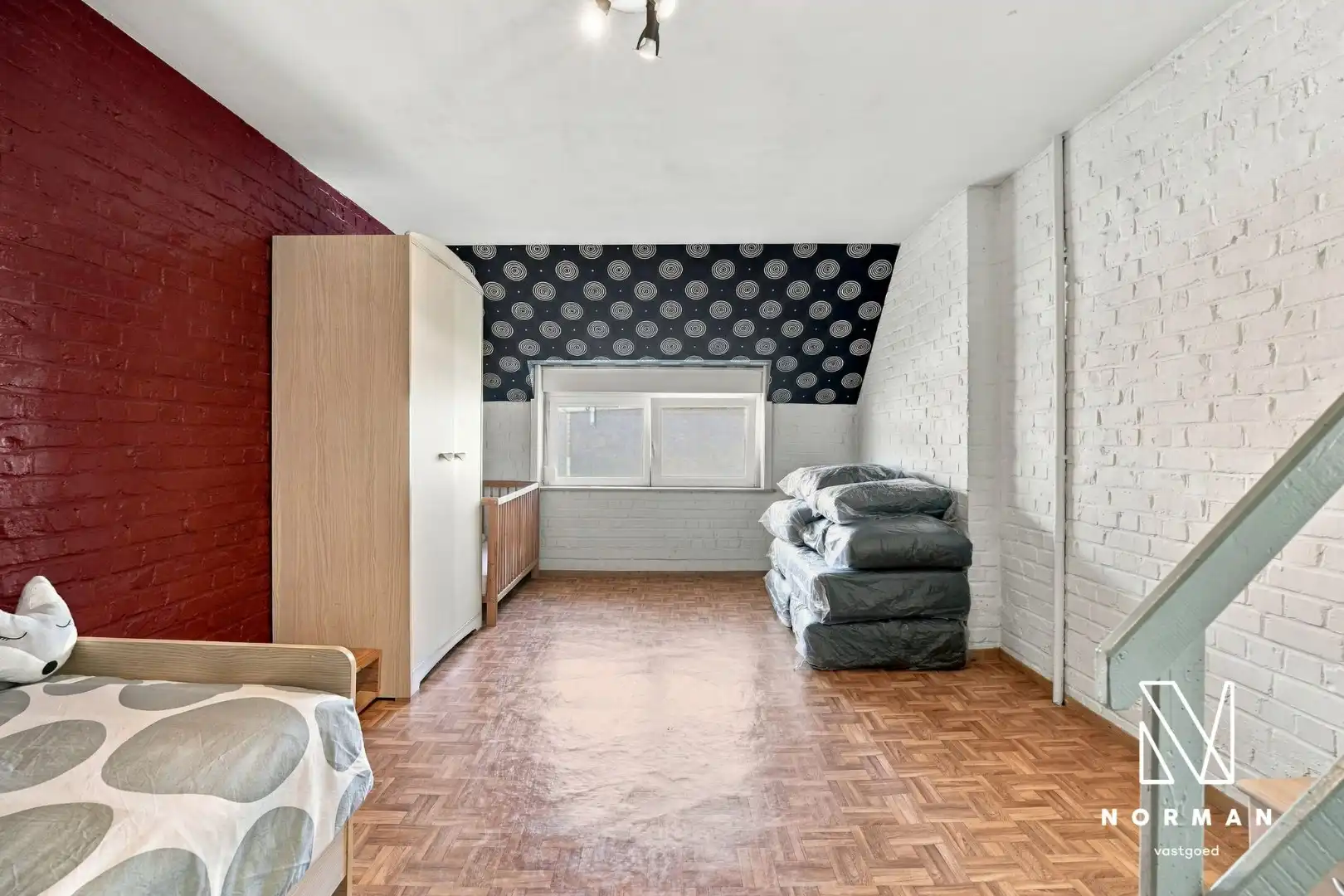 Stevige woning met 5 slaapkamers en praktijkruimte met parkeerplaats op commerciële ligging foto 13