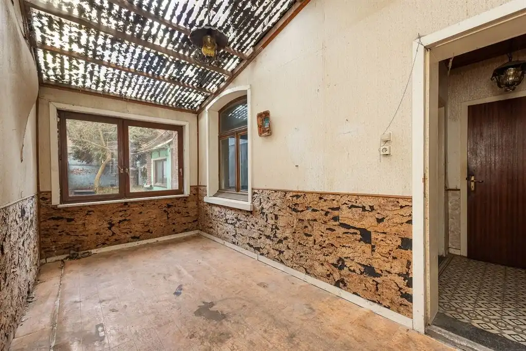 Verrassend ruime te renoveren woning met zonnige tuin foto 4