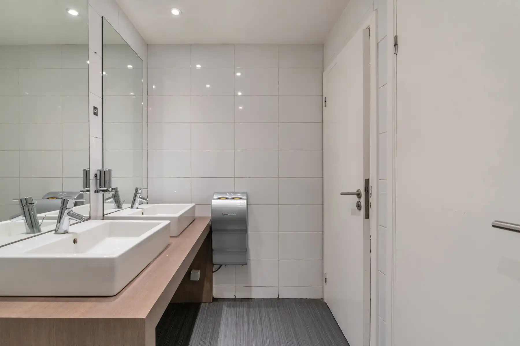 Prachtig commercieel pand met stadstuin in het hart van Aartselaar foto 35