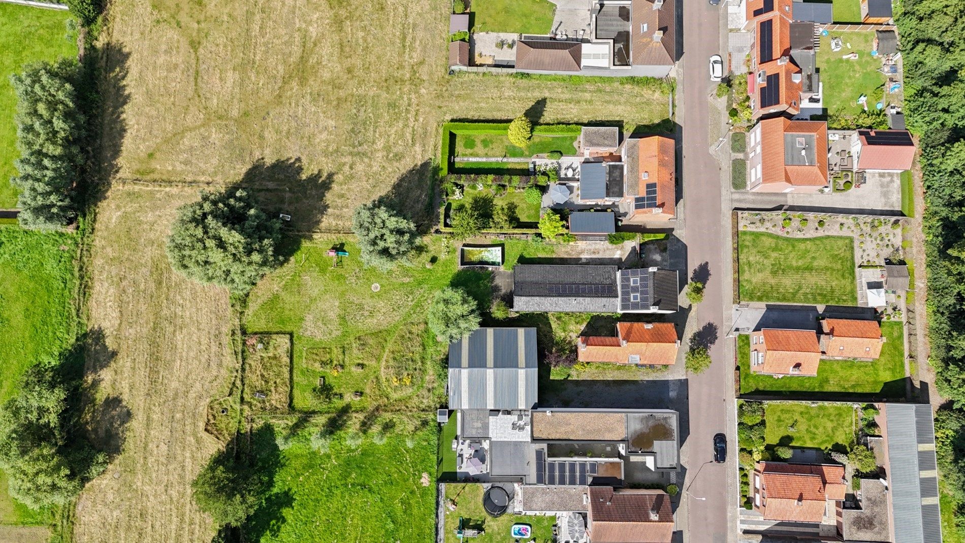 Ruime woning met grote tuin foto 26