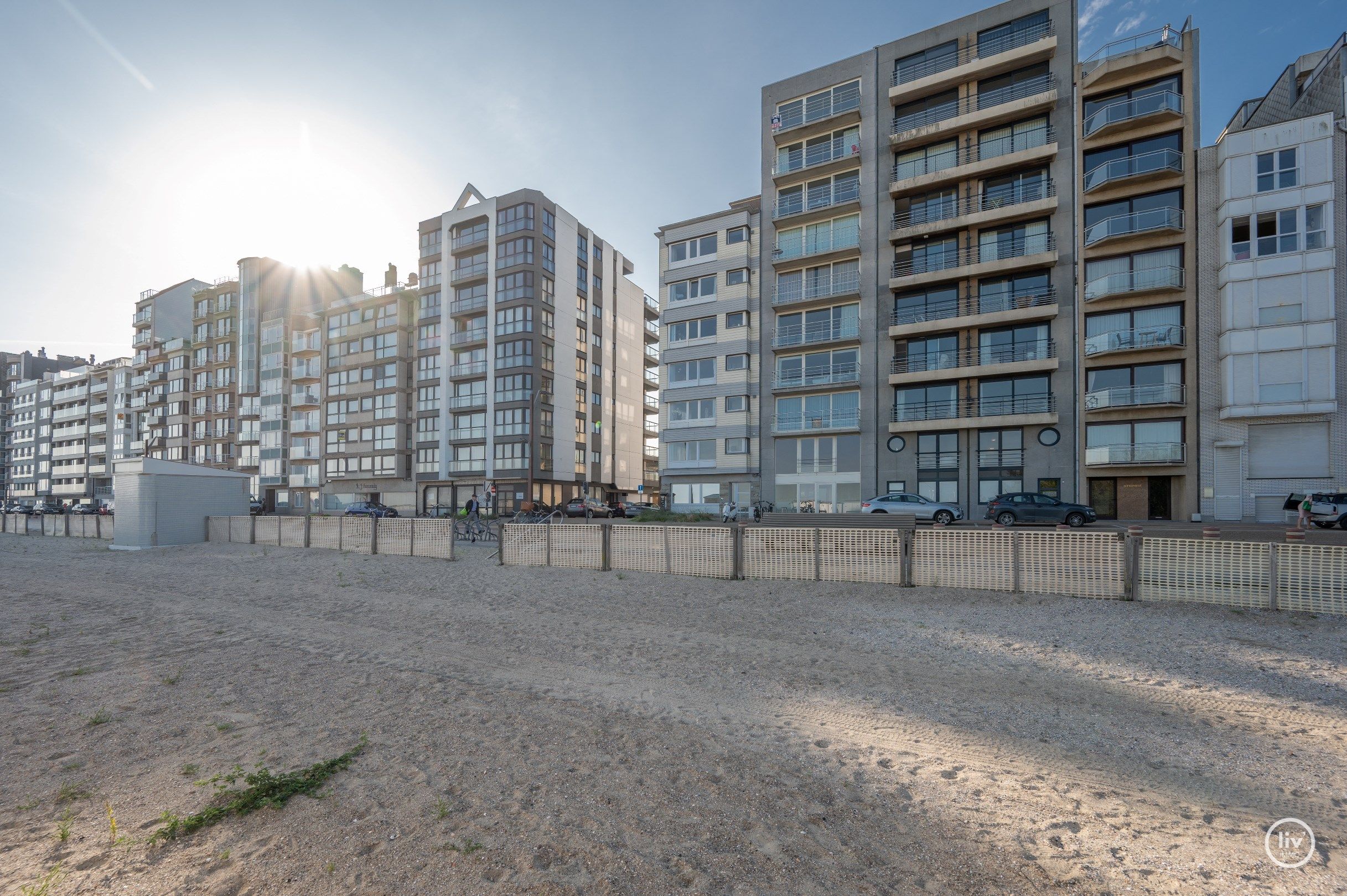 Ruim appartement ( 7 m gevelbreedte ) met frontaal zeezicht voorraan en prachtig open zicht achteraan gelegen op de Zeedijk te Heist.  foto 23