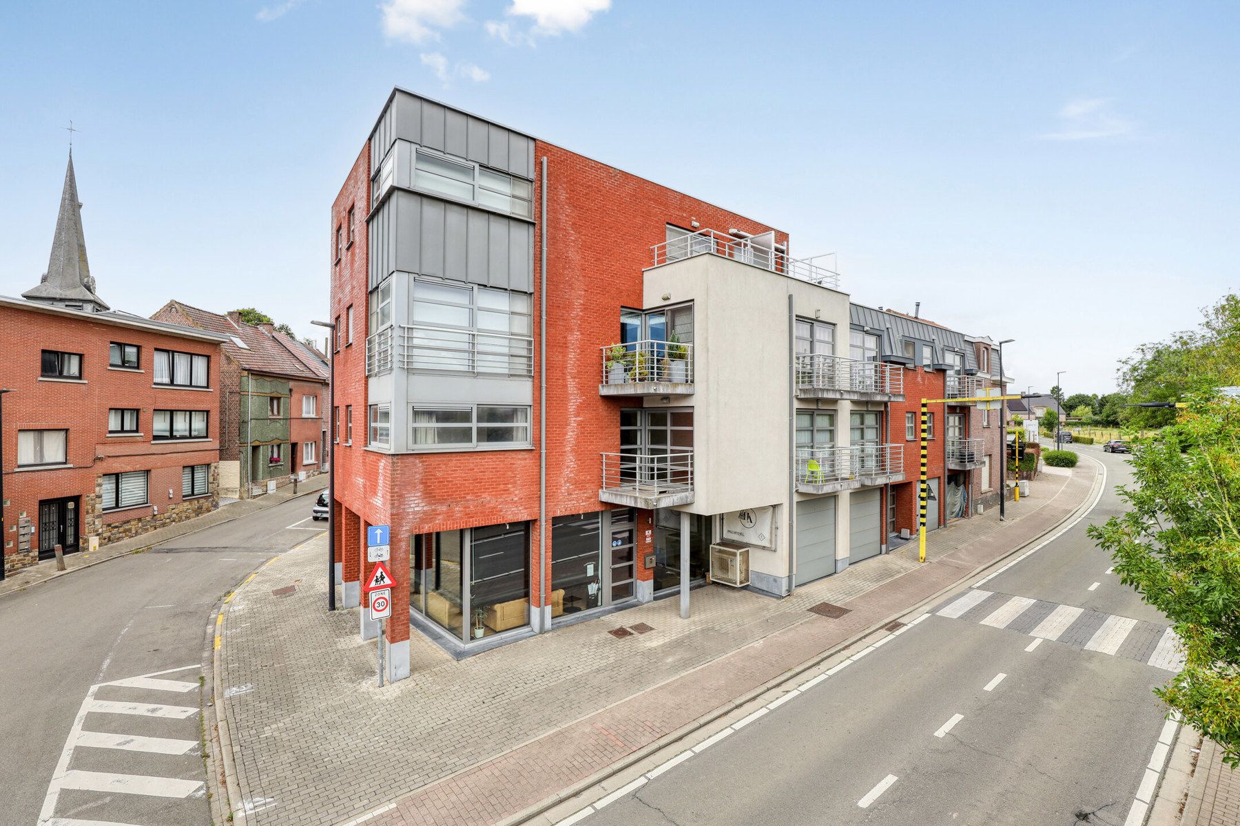 Goed onderhouden appartement op eerste verdieping met garage foto {{pictureIndex}}