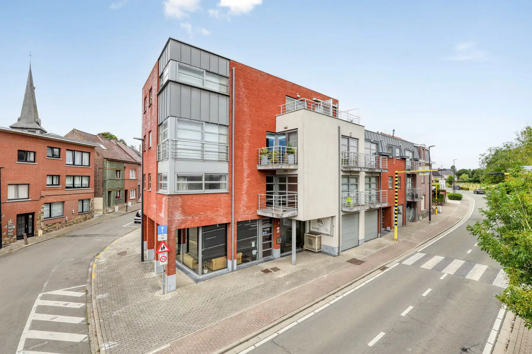 OPTIE Goed onderhouden appartement op eerste verdieping met garage foto {{pictureIndex}}