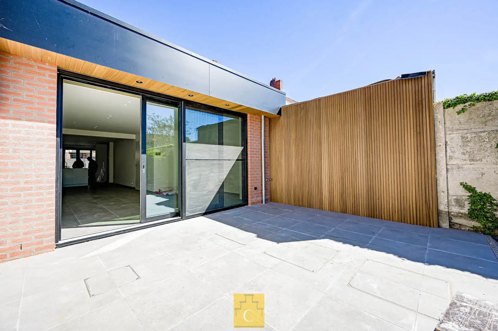 Volledig vernieuwde woning met grote tuin in Sint-Kruis foto {{pictureIndex}}