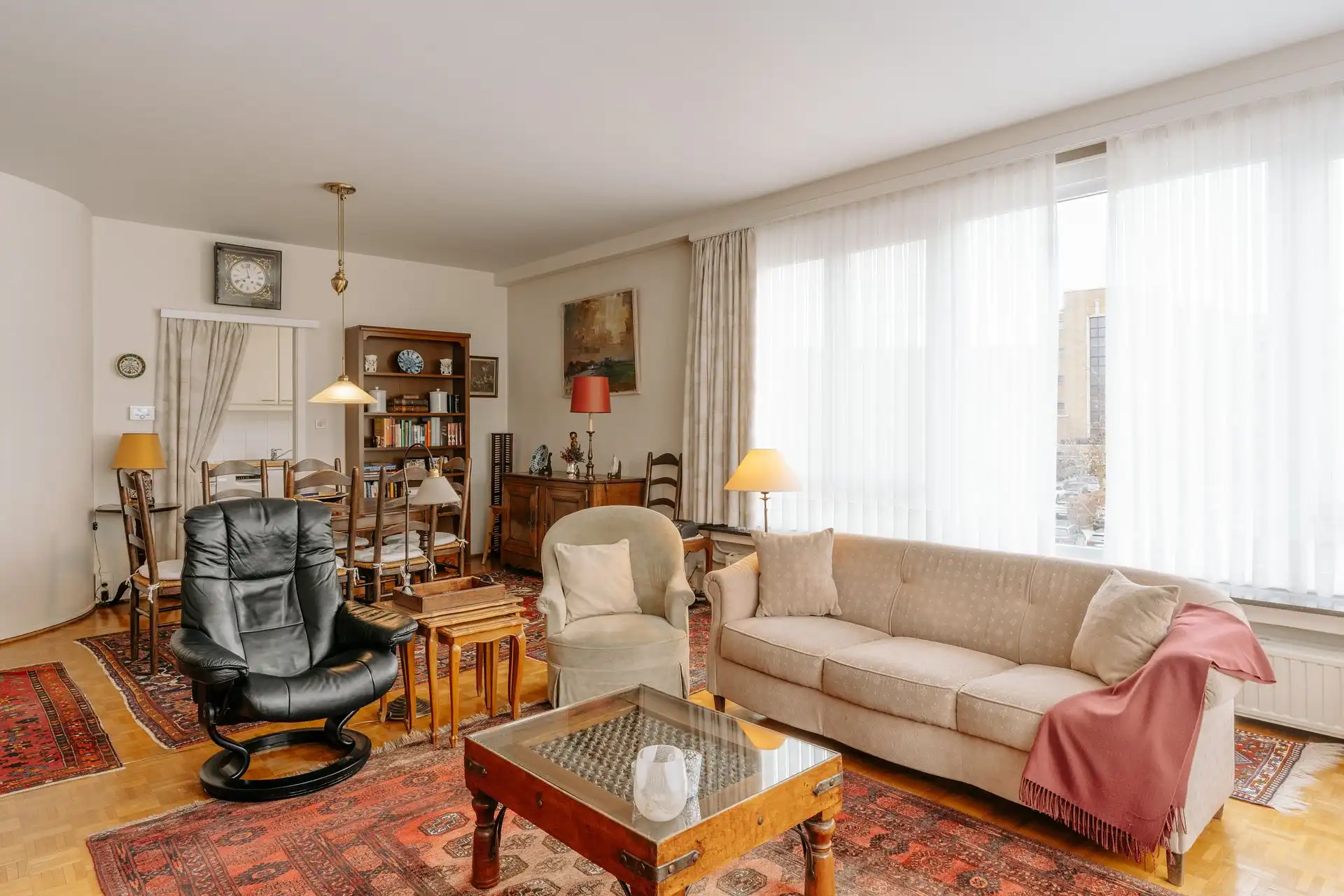 Ruim 3-slaapkamerappartement met karakter en autostaanplaats foto 5