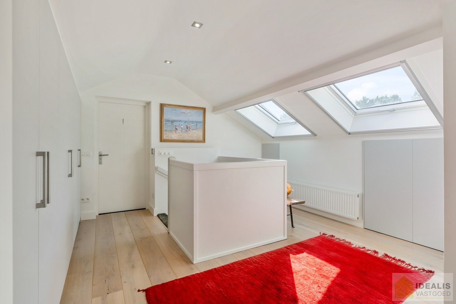 PRACHTIGE VILLA MET SCHITTERENDE ROYALE LEEFRUIMTES, UITGERUSTE KEUKEN, 2 BADKAMERS, 3 SLAAPKAMERS, CARPORT VOOR 2 WAGENS EN KNAP AANGELEGDE TUIN. DEZE KNAPPE VILLA OP EEN RESIDENTIELE LOCATIE BESCHIKT OP DE GELIJKVLOERSE VERDIEPING OVER EEN ROYALE INKOMHAL, RUIME LEEFRUIMTE MET AANSLUITEND EETKAMER EN PRAKTISCH UITGERUSTE LEEFKEUKEN MET EEN BIJKEUKEN/WASPLAATS MET TOEGANG TOT TERRAS, BADKAMER EN 2 SLAAPKAMERS; OP DE VERDIEPING BESCHIKT DE WONING OVER EEN PRACHTIGE MASTERBEDROOM MET AANSLUITEND EEN LUXUEUZE BADKAMER. EEN ‘MUST SEE’ VOOR KOPERS OP ZOEK IN HET MOOIE SEGMENT! foto 21