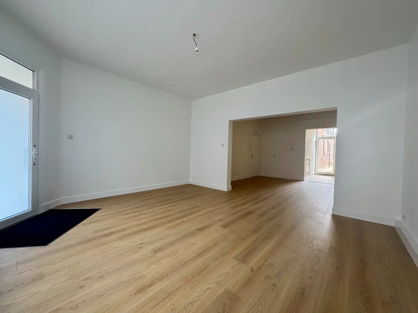 Ruim gerenoveerd gelijkvloers appartement met dubbele garage in het centrum van Diepenbeek foto 2