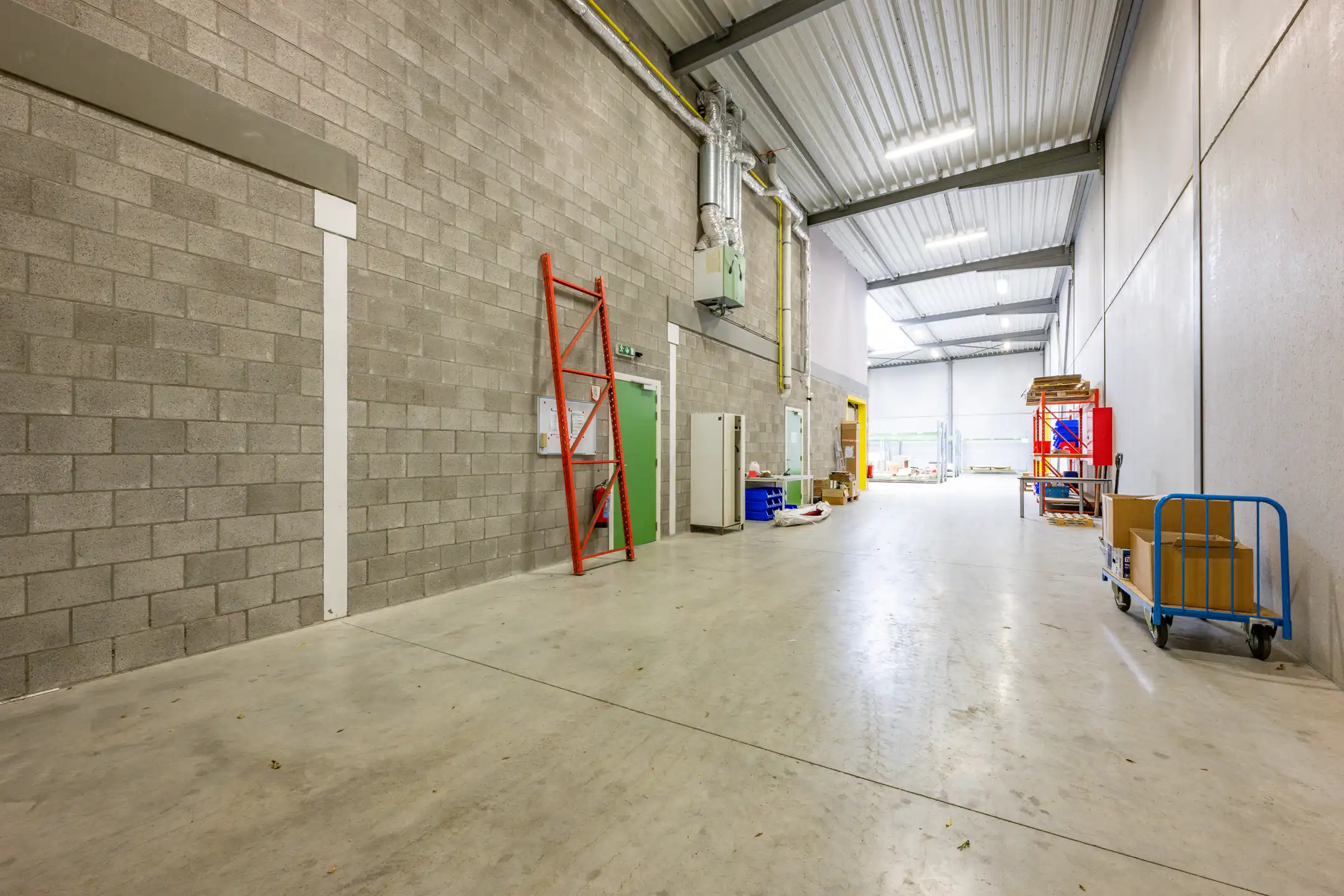 TE HUUR Magazijn + kantoor foto 20