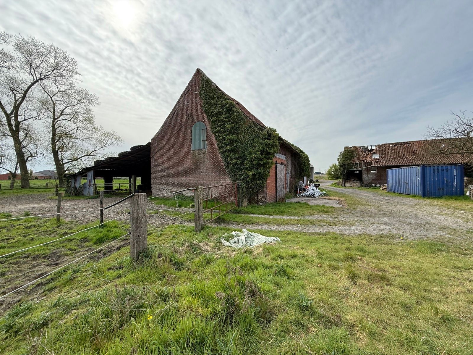 Te renoveren hoeve met woning en verschillende bijgebouwen foto 13