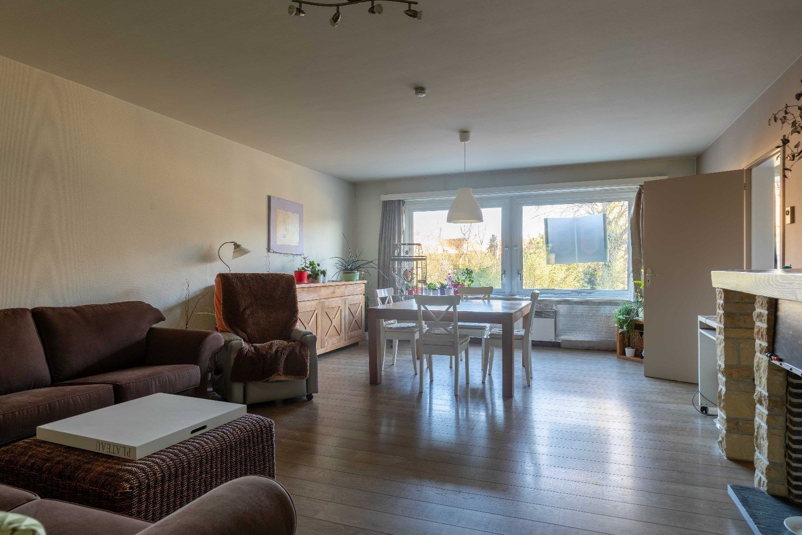 Zéér ruim appartement met open zichten, grote garage en drie slaapkamers te Sint-Andries. foto 2
