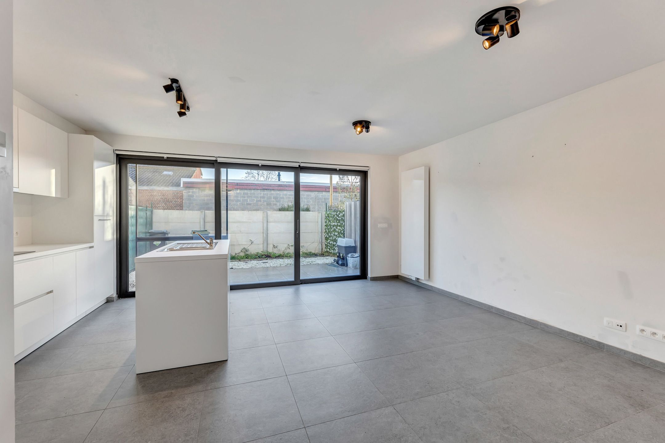 Nieuwbouwwoning met garage op rustige ligging foto 3