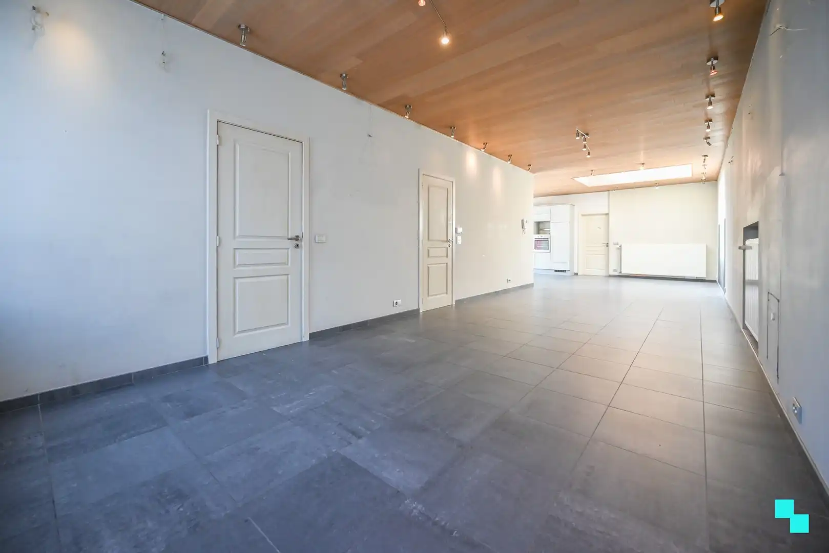 Riante halfopen woning met garage foto 5