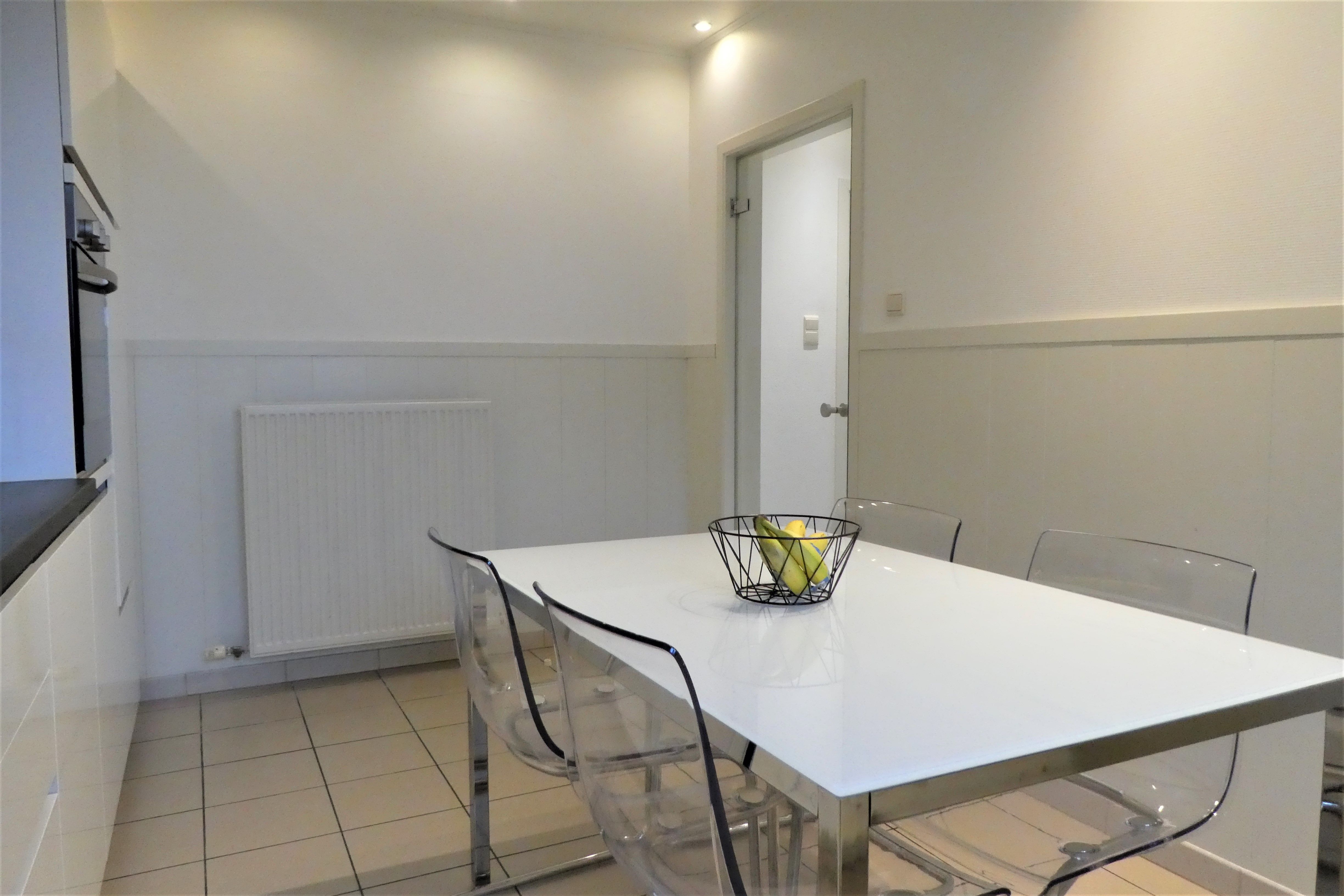 Prachtige koppelwoning met zonnig terras van 16m² en 2 autostaanplaatsen. Veel lichtinval door de grote ramen. foto 9