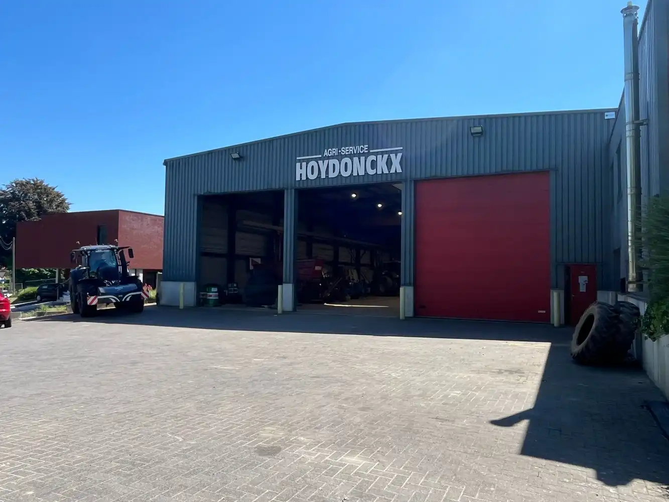 Bedrijfsgebouw met showroom foto 3