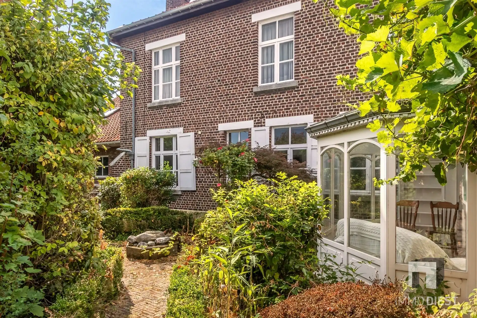 Elegante woning met vele mogelijkheden, gezellige tuin en dubbele garage foto 9