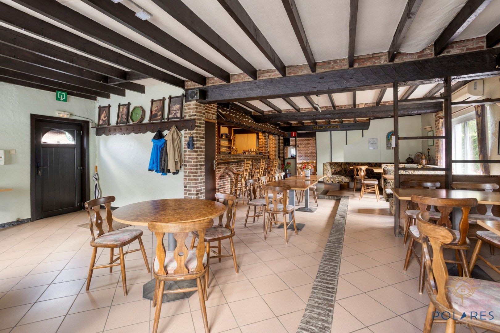 Goed gelegen taverne met woonst en grote parking foto 3