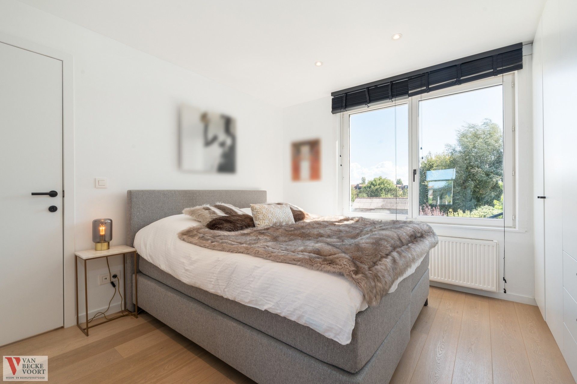 Authentieke charme en moderne luxe in hartje Mariakerke foto 8