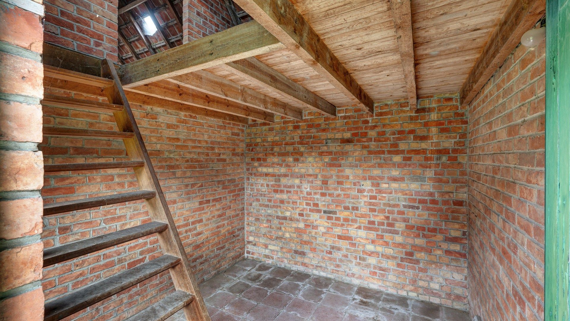 Klassieke villa met bijgebouwen, garage en prachtige tuin foto 23