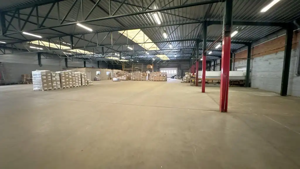 Loods met kantoor te huur nabij E313 in Wommelgem foto 4