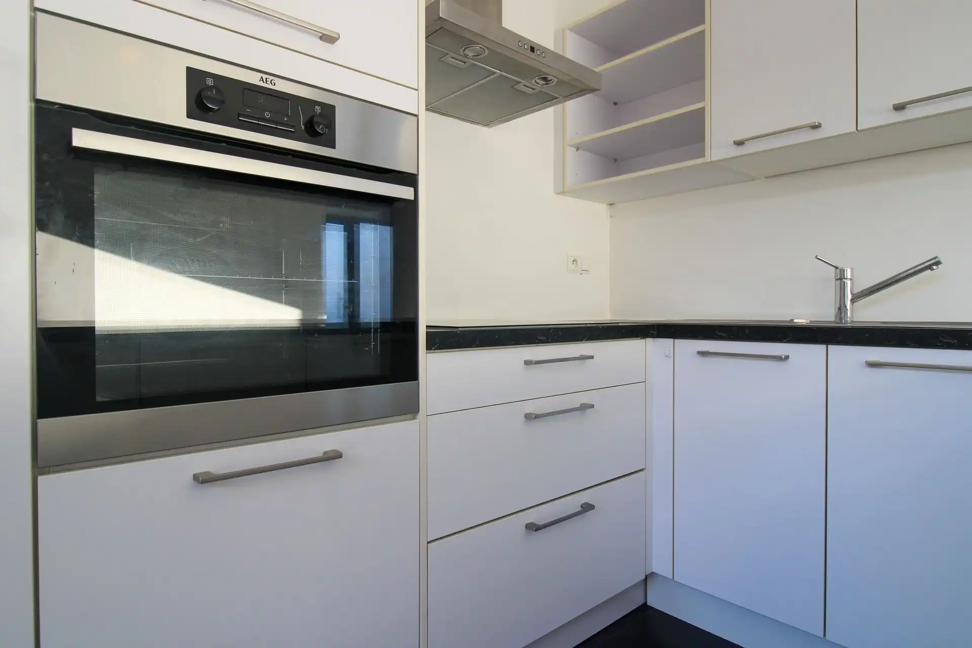 Instapklare gezinswoning met 3 slaapkamers, carport en onderhoudsvriendelijke tuin in het hart van Uikhoven! foto 8