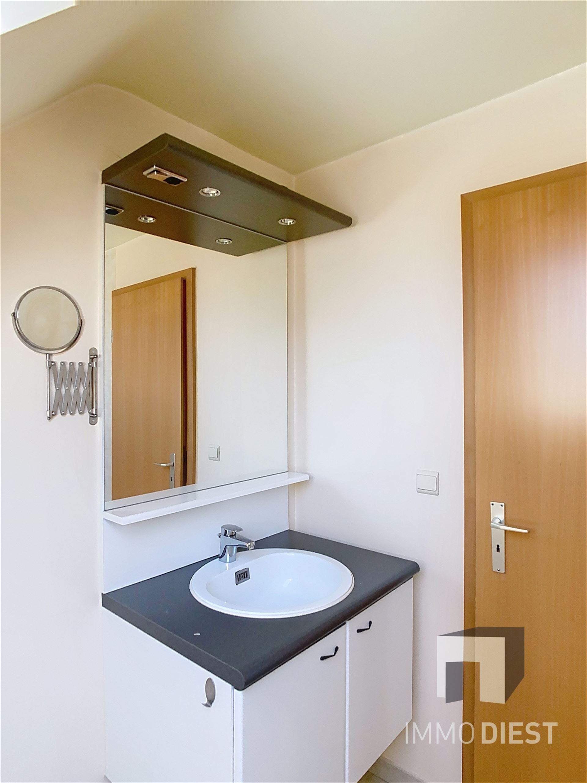 Triplex met 2 slaapkamers en inpandige garage foto 10