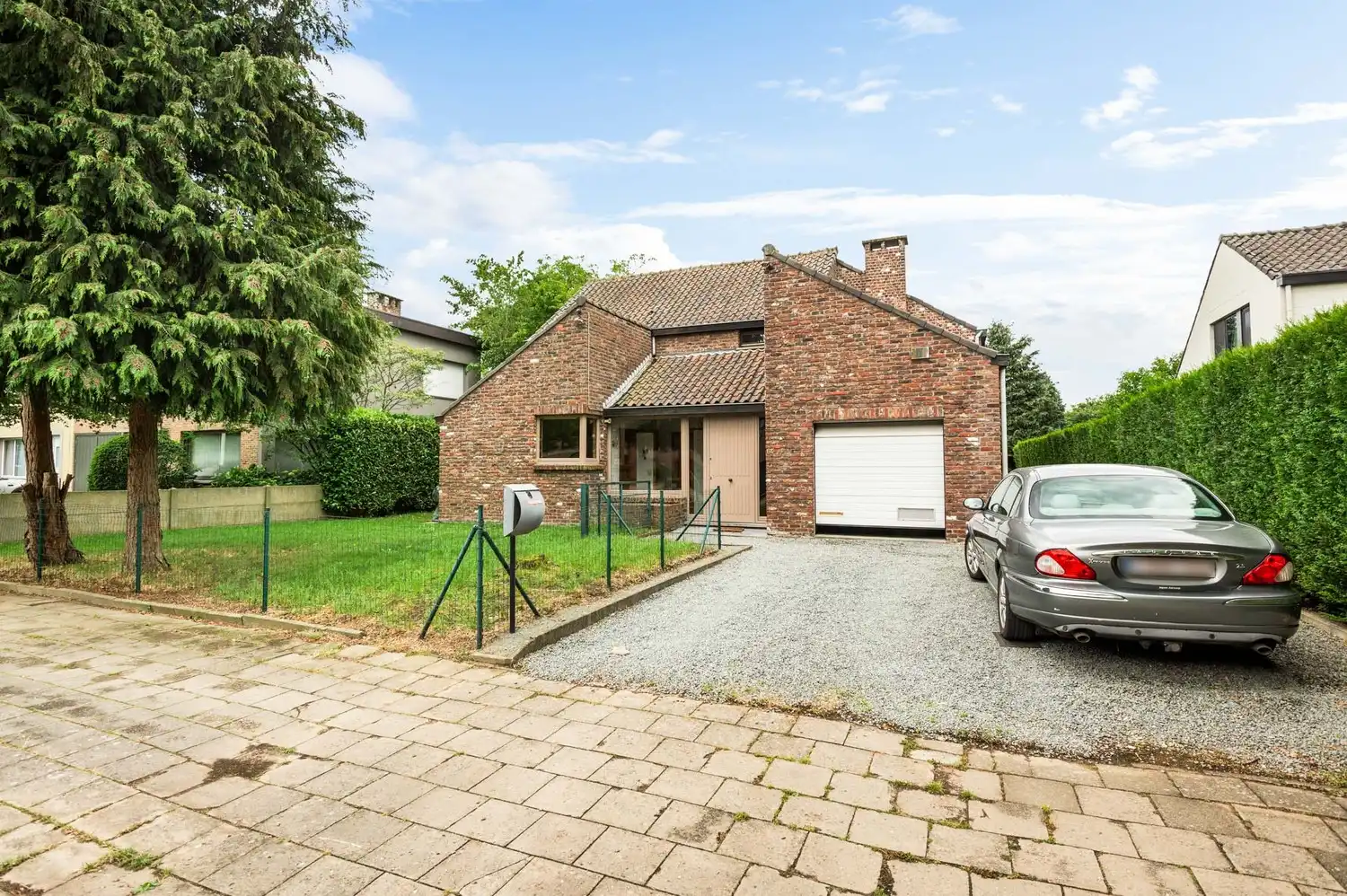 Hoofdfoto van de publicatie: Charmante gezinswoning met 4 slaapkamers, dubbele oprit en zonnige tuin in Wijnegem