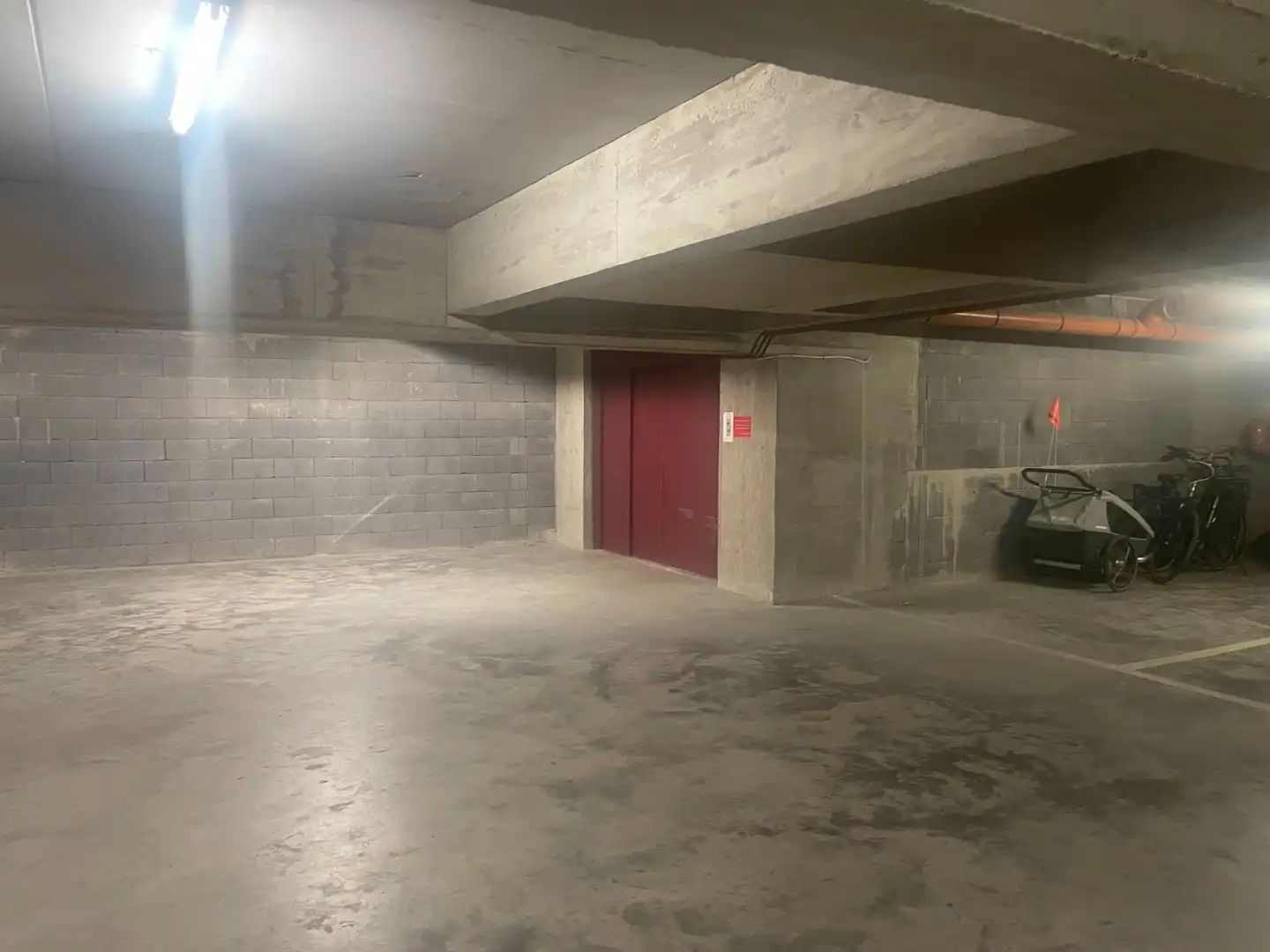 Autostaanplaats nabij het Heldenplein foto 3